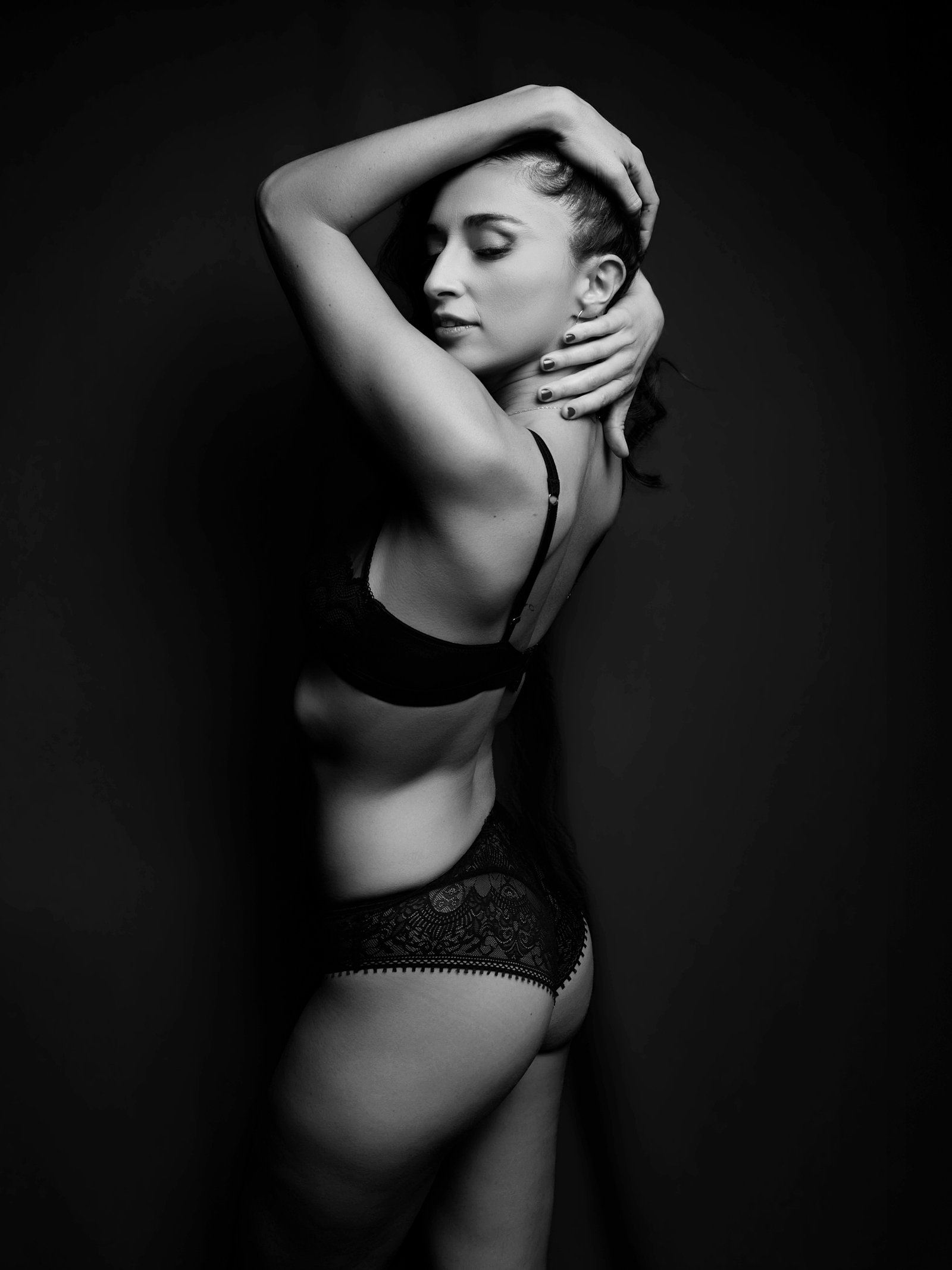 Toni Jimenez - Anna Retrato femenino artístico en blanco y negro realizada en estudio por Toni Jiménez