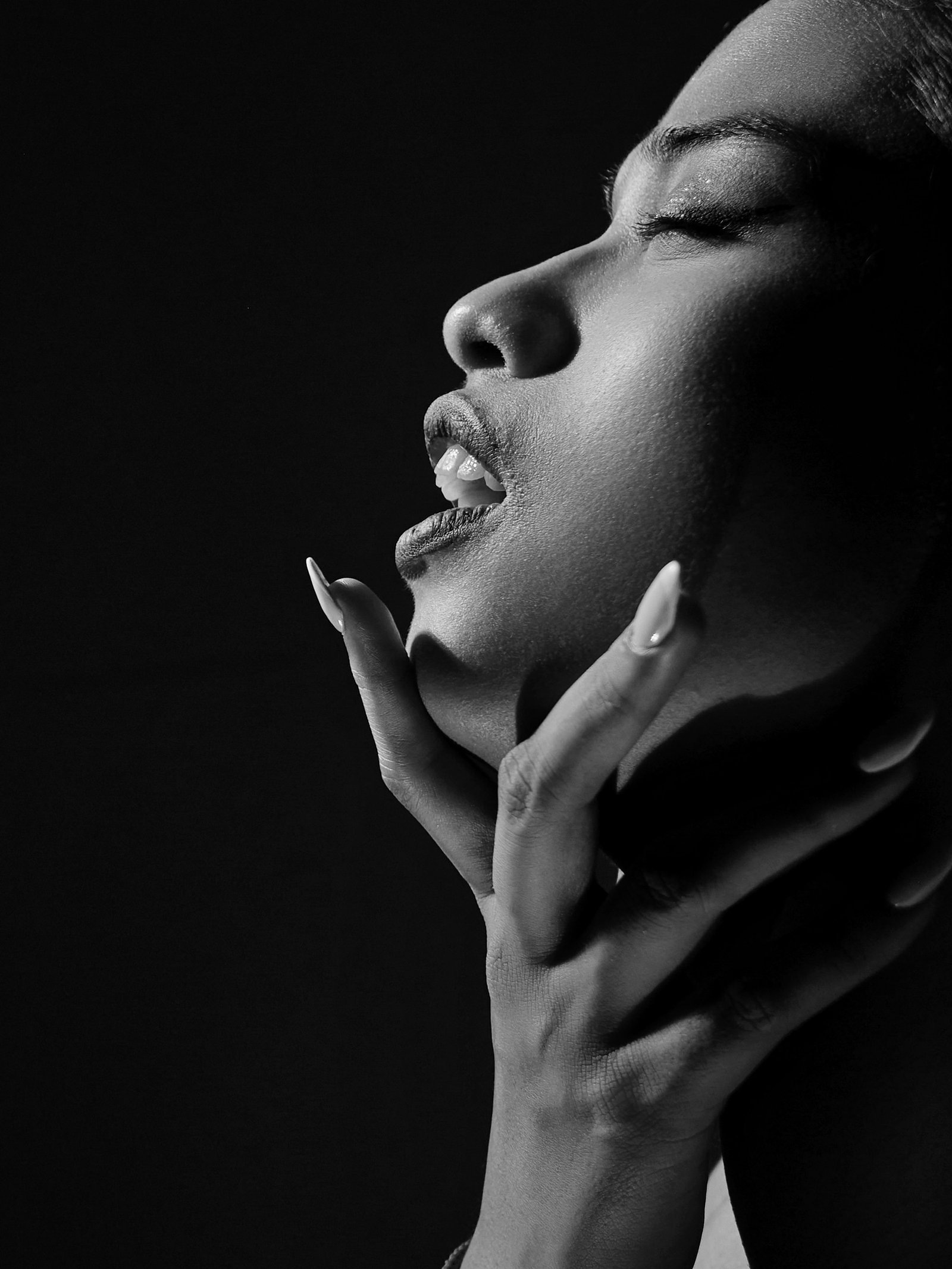 Retrato femenino en blanco y negro – Toni Jiménez