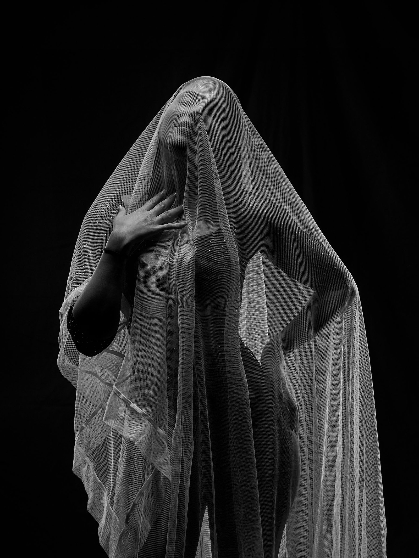 Toni Jimenez - Nerea Retrato femenino artístico en blanco y negro realizada en estudio por Toni Jiménez